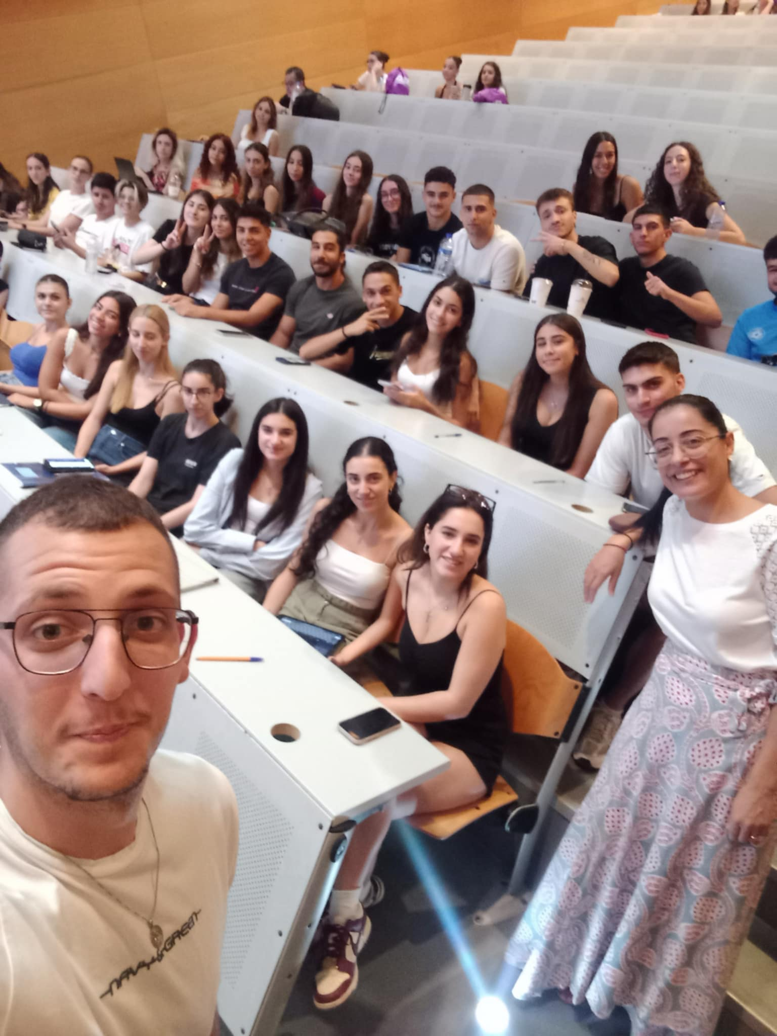 Ομάδα Εστίασης Οκτωβρίου 2025 | Screens Between Us