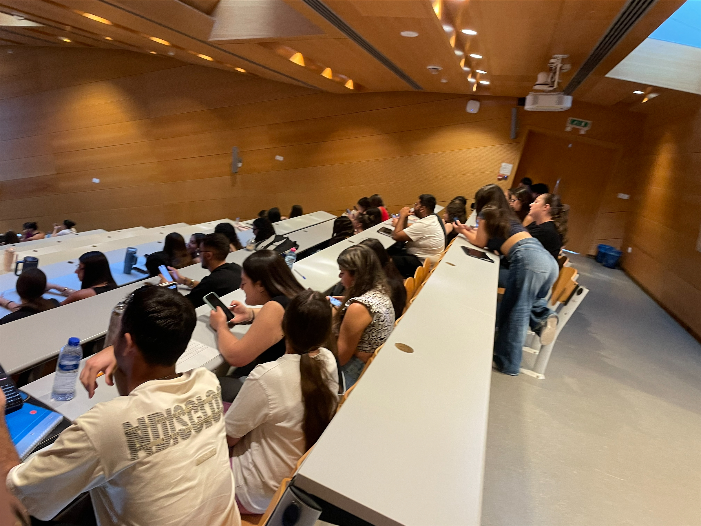 Ομάδα Εστίασης Δεκεμβρίου 2025 | Screens Between Us